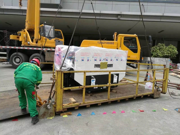 SMT設(shè)備卸車(chē)、拆箱作業(yè)