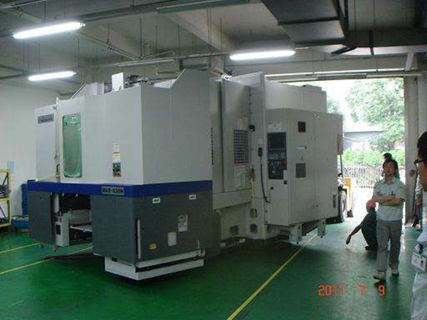 傳統(tǒng)設(shè)備卸車、拆箱作業(yè)