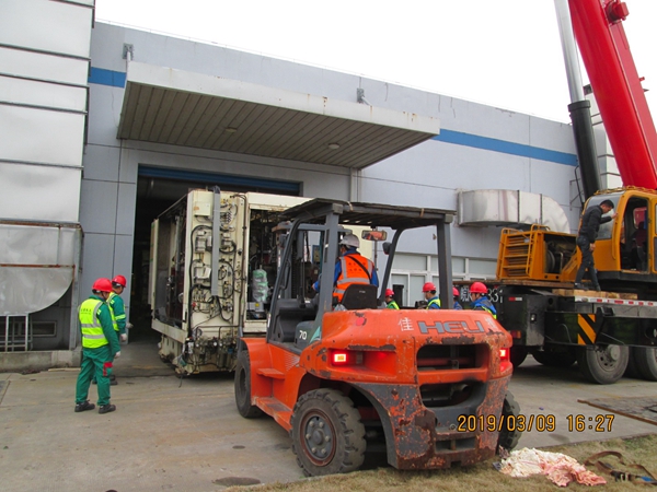 傳統(tǒng)設(shè)備卸車、拆箱作業(yè)