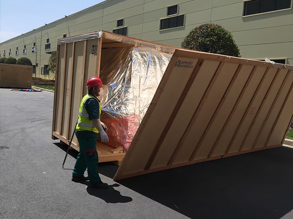 傳統(tǒng)設(shè)備卸車、拆箱作業(yè)