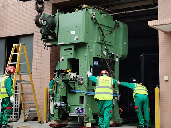 傳統(tǒng)設(shè)備卸車、拆箱作業(yè)