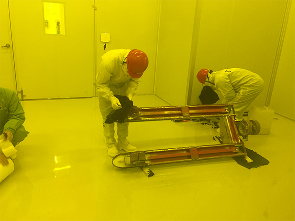 無塵室專用搬運工具作業(yè)前緩沖區(qū)擦拭